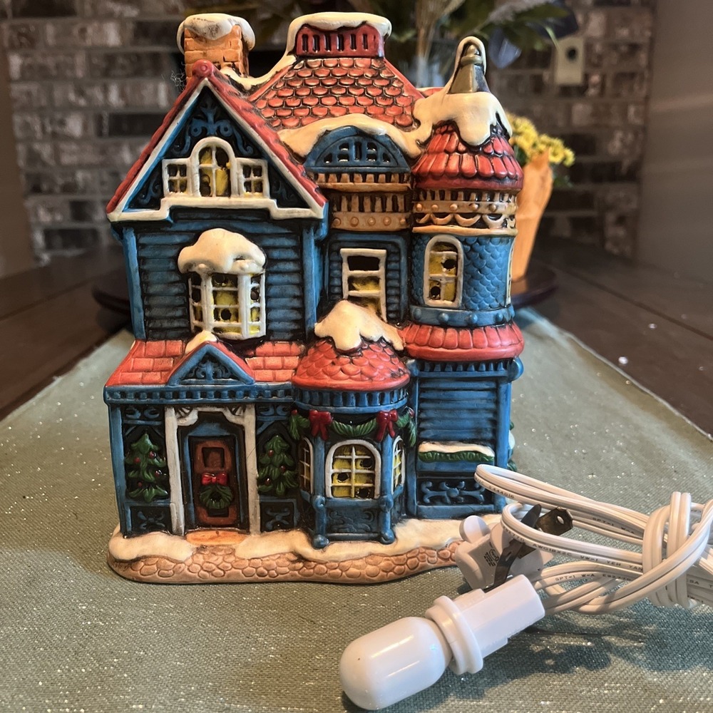 Lefton Colonial Village House of Blue Gables #06337 Lighted 1987